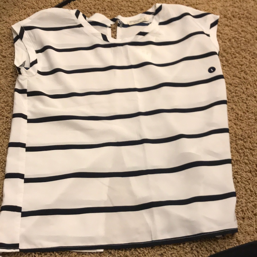 Women’s dressy shirt.